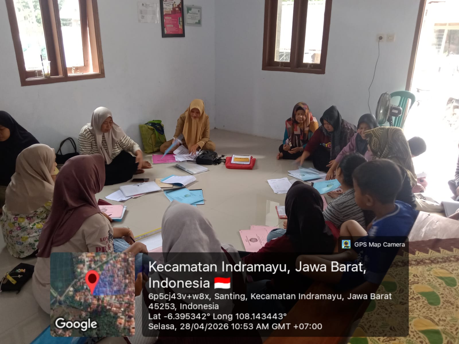 Ibu Kader Posyandu Beserta Ketua TP.PKK Desa Santing melakukan Rekapitulasi Laporan Bulanan Posyandu Bulan April di Gedung Posyandu Jeruk Keprok