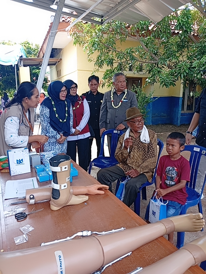 Kementrian Sosial beserta ketua Yayasan Palamarta melihat langsung Pemasangan alat APD pada Disablitas Tuna Rungu Desa Santing bertempat di Sekolah SLBN 1 Pahlawan Indramayu