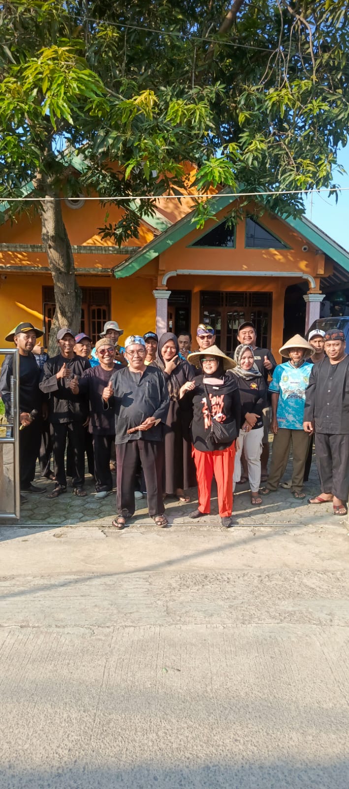 Foto bersama sebelum mulai acara memetik padi MT 1 Tahun 2026 bersama Perangkat Desa Santing , Ketua TPKK Desa Santing, RT,RW dan sesepuh Desa kumpul di rumah Bpk Kuwu H. Tarman