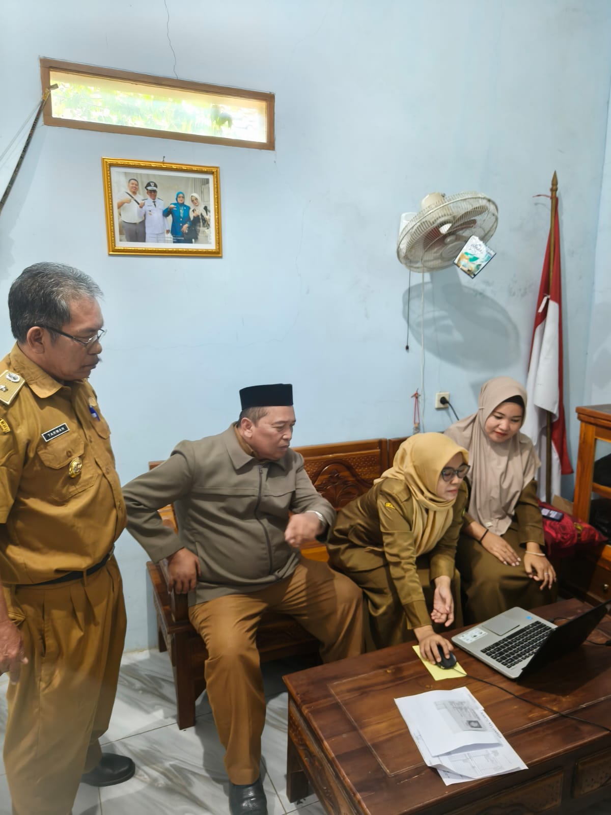 Koordinasi Kasi Yanmas kecamatan Losarang beserta pengawas sekolah ranting Losarang